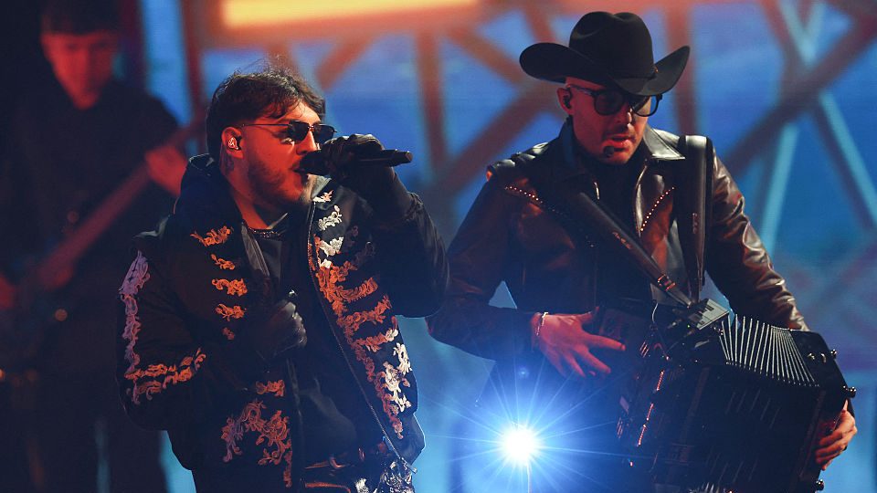 Grupo Frontera actúan en el escenario durante la 26a Entrega Anual del Latin Grammy en 2025.