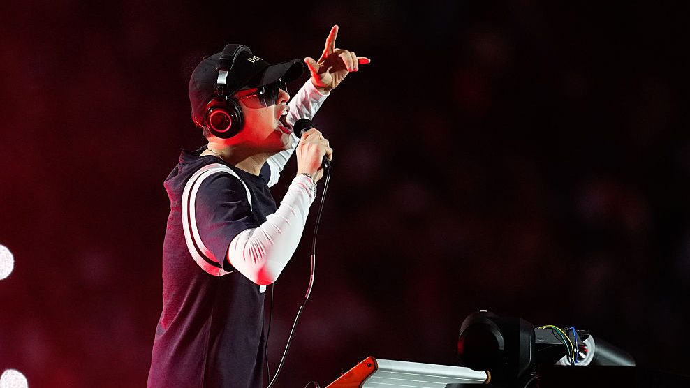 Bizarrap actúa durante el partido de Madrid 2025 de la Liga Nacional de Fútbol Americano el 16 de noviembre de 2025 en Madrid, España.