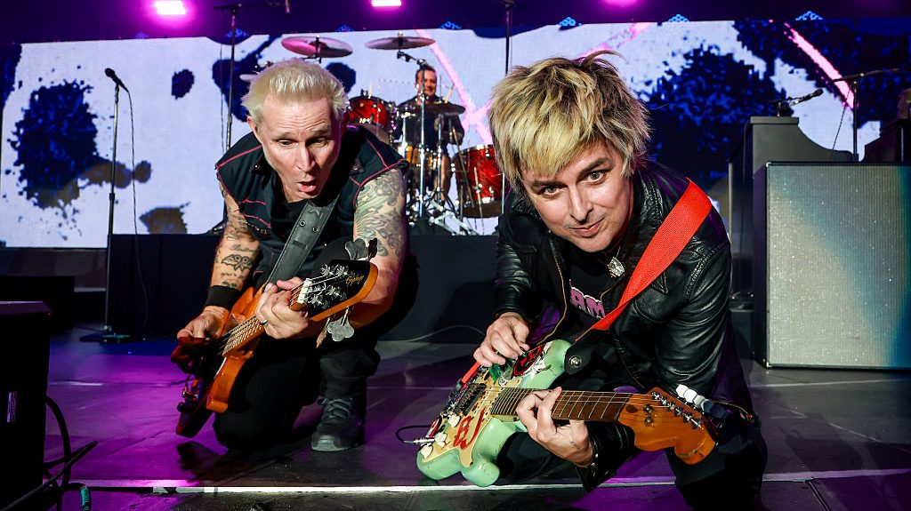 Mike Dirnt y Billie Joe Armstrong de Green Day actúan en el escenario durante los iHeartRadio ALTer EGO 2026 presentados por Capital One en The Kia Forum el 17 de enero de 2026 en Inglewood, California