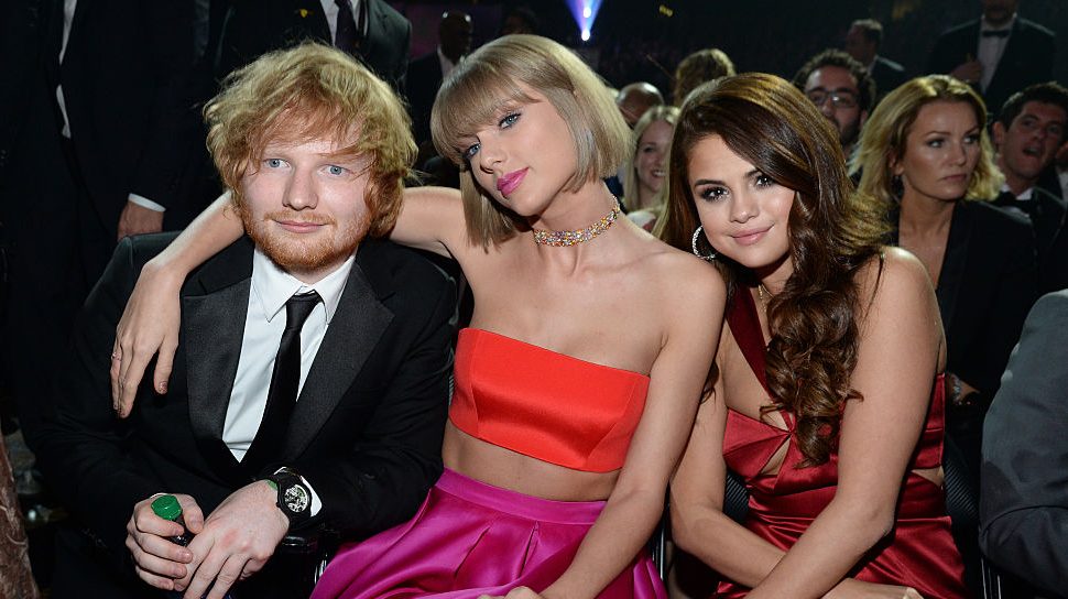 Ed Sheeran, Taylor Swift y Selena Gomez asisten a la 58.ª edición de los Premios GRAMMY en febrero de 2016.
